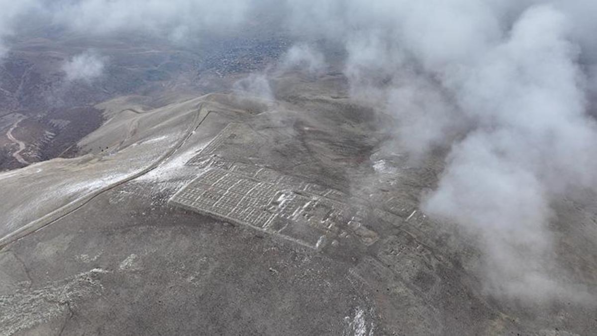 Niğde'de çoban tesadüfen bulunan antik kente, Atatürk’ün talimatıyla ilk kazma vurulmuştu! Niğde’nin zirvesindeki 2 bin 800 yıllık sır gizemini koruyor