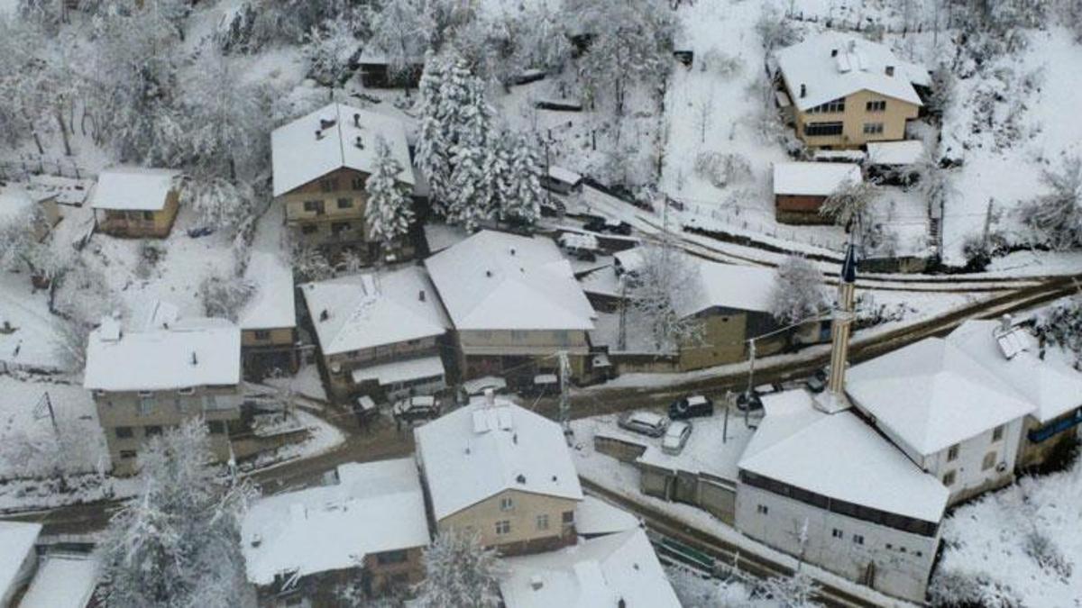 Bartın'da aniden bastıran kar 1 metreyi aştı