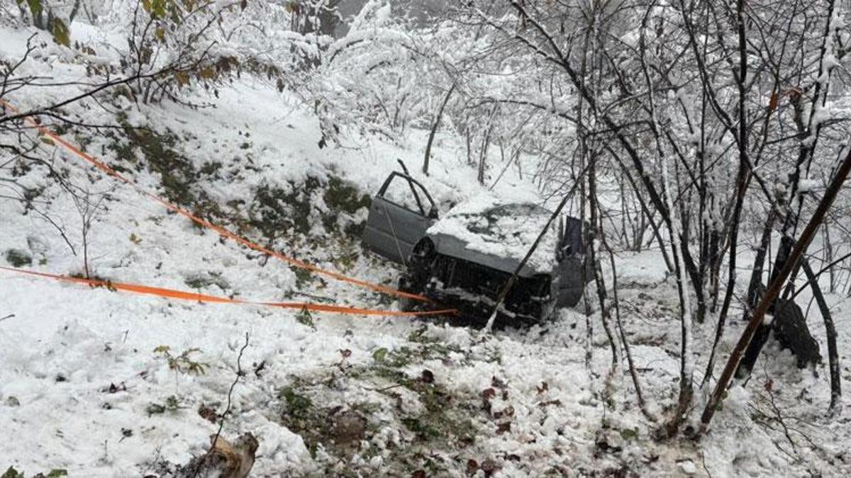 Sakarya'da kar sebebiyle kayganlaşan yolda kontrolden çıkan otomobil şarampole devrildi: 3 yaralı