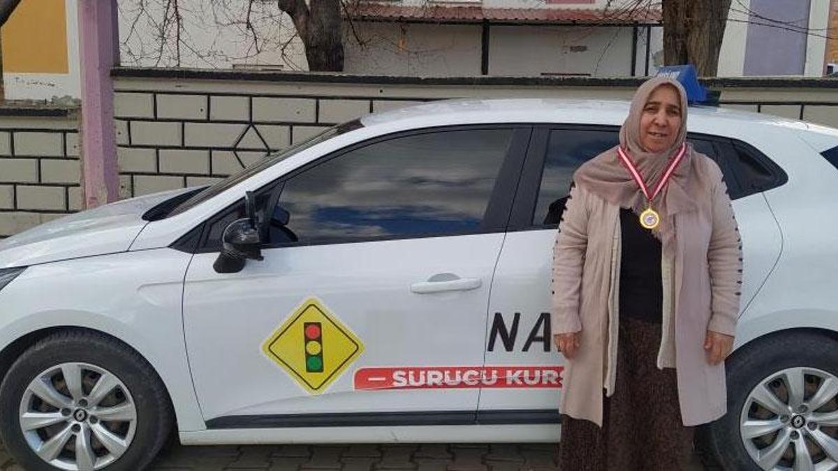 Konya'da çocukluk hayali olan ehliyete 60 yaşında kavuştu