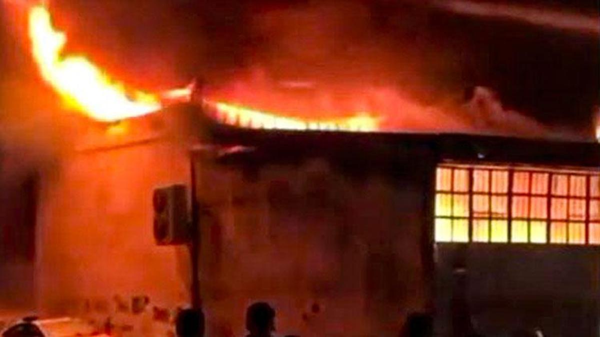 Hatay'da sanayi sitesinde çıkan yangın, 3 iş yerine sıçradı