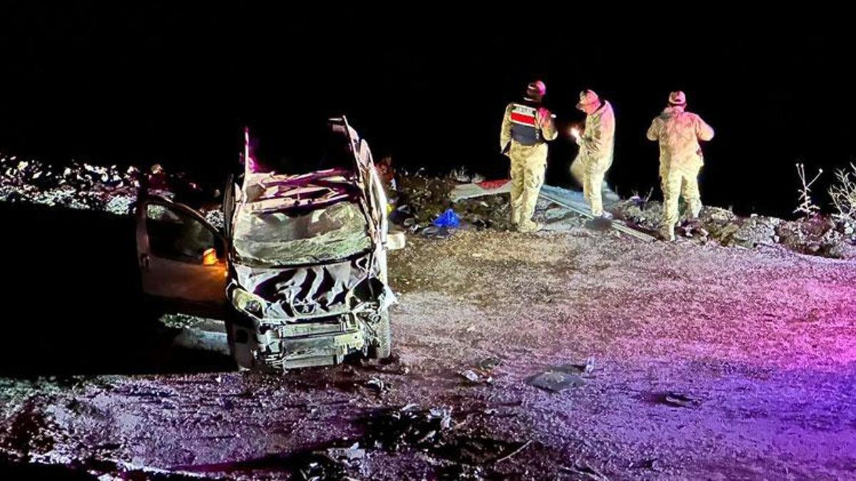 Tunceli'de buzlanan yolda hafif ticari araç şarampole yuvarlandı; 1’i ağır 2 yaralı