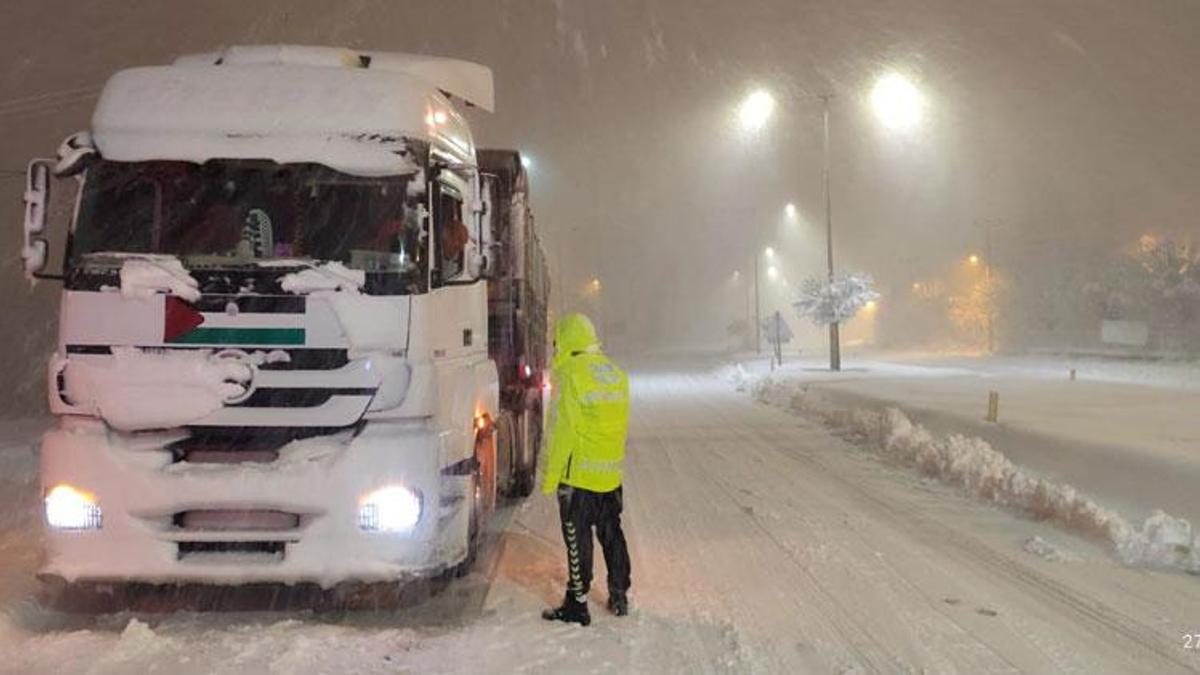 Yoğun kar yağışı nedeniyle Bitlis’te bazı yollar ağır vasıta trafiğine kapatıldı