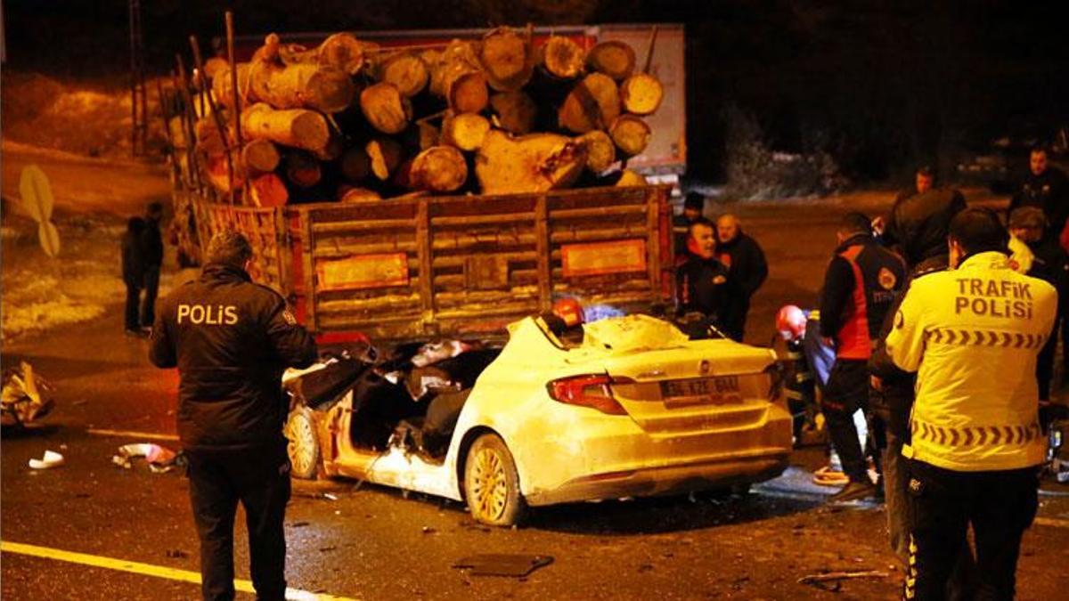 Kastamonu'da korkunç kaza: Tıra çarpan otomobildeki 1 kişi öldü, 2 kişi yaralandı