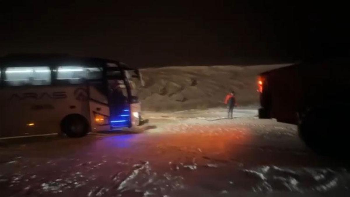 Kars-Kağızman kara yolunda kar nedeniyle 30 yolcusuyla mahsur kalan otobüs kurtarıldı