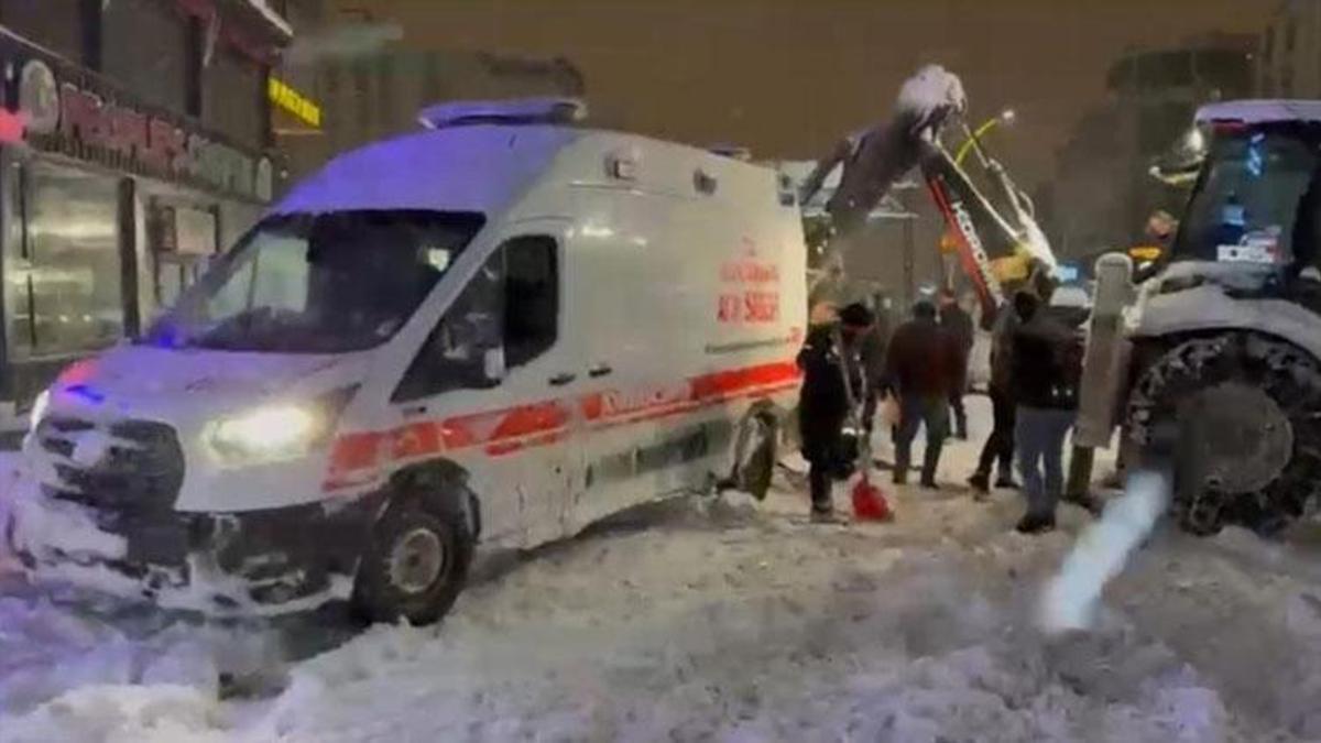 Kara saplanan ambulansın imdadına karla mücadele ekipleri yetişti