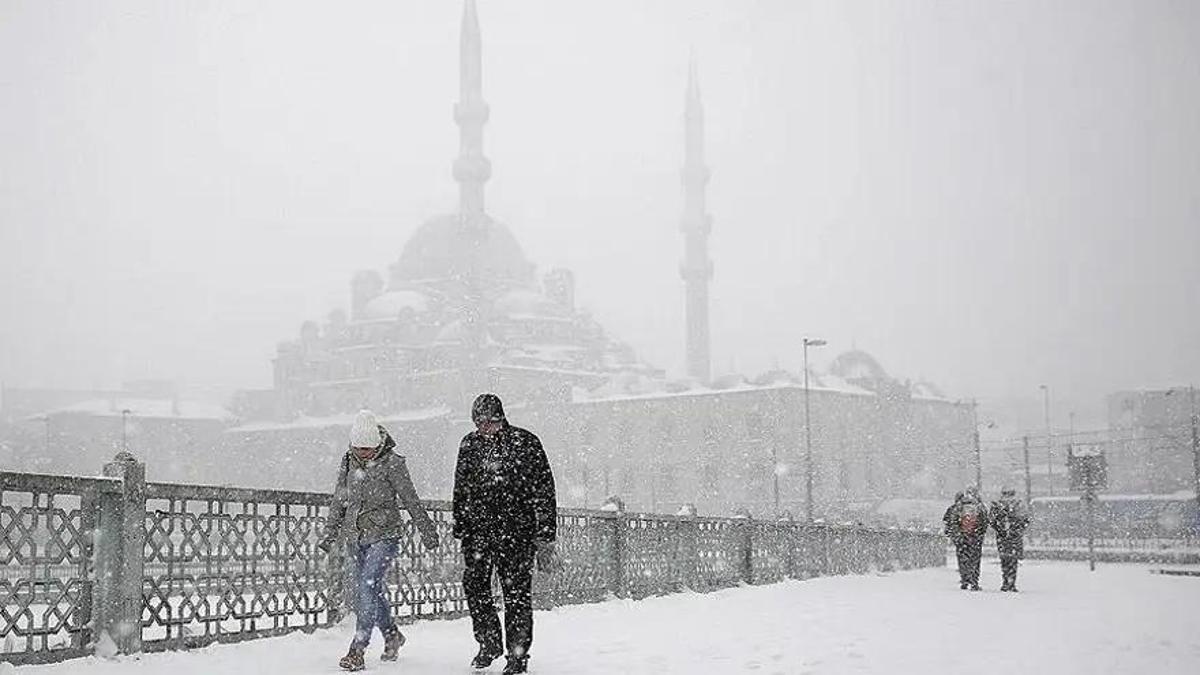 İstanbul'da hava lapa lapa kar topluyor: 10 derece düşecek, AKOM'dan sonra Valilik uyardı