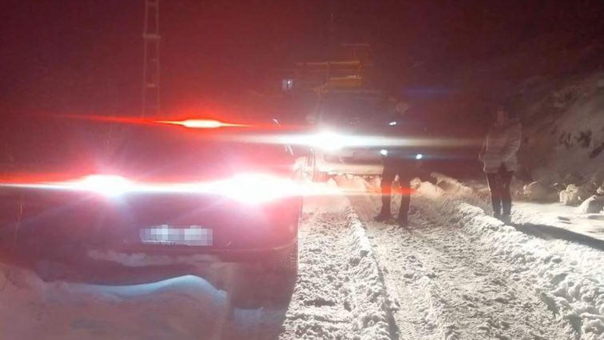 Kayseri'de kar yağışı sonrası otomobilde mahsur kalan 2 kişi kurtarıldı