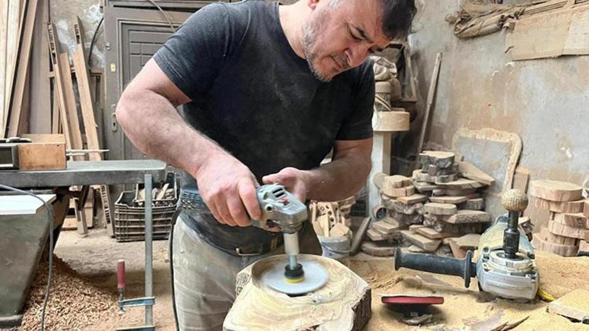 Alanyalı marangoz ustasından örnek geri dönüşüm! Çürüyen zeytin ağaçlarını sanat eserine çeviriyor