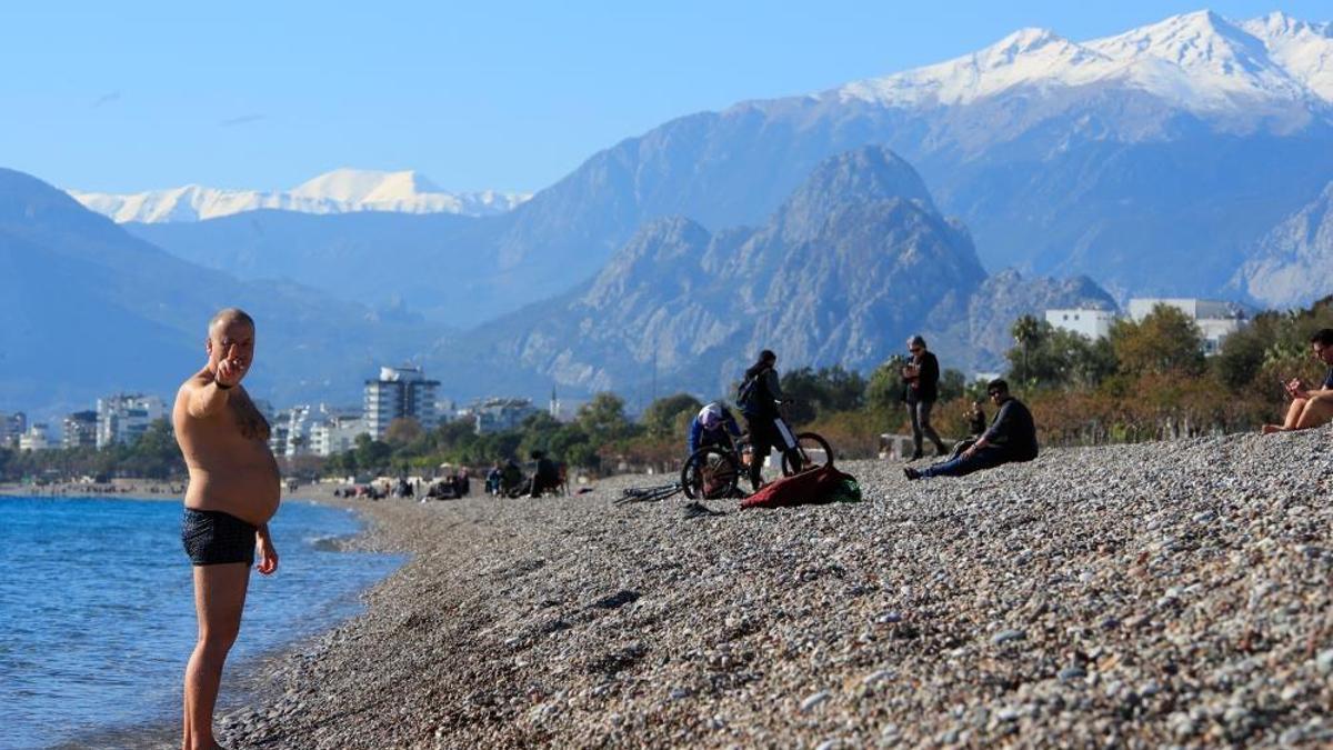 Türkiye'yi beyaz örtü kaplarken onlar 20 derecede keyif yapıyor!