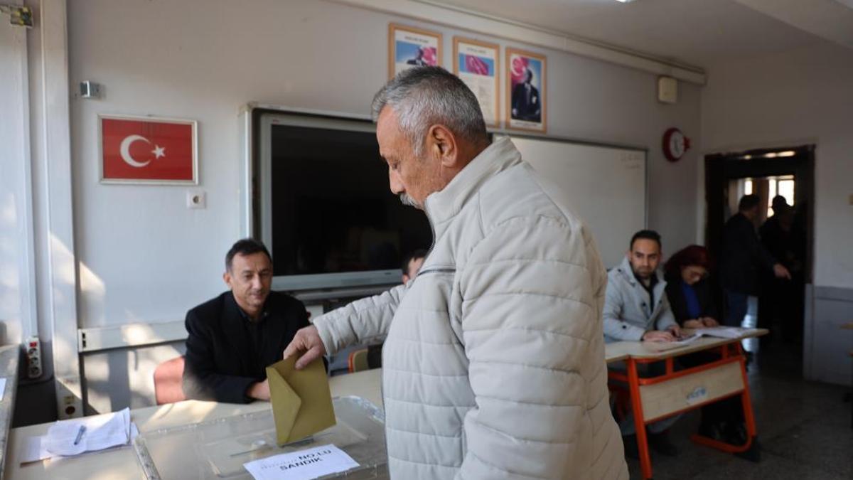 Adana'da seçim heyecanı! Seçmen sandık başına gitti