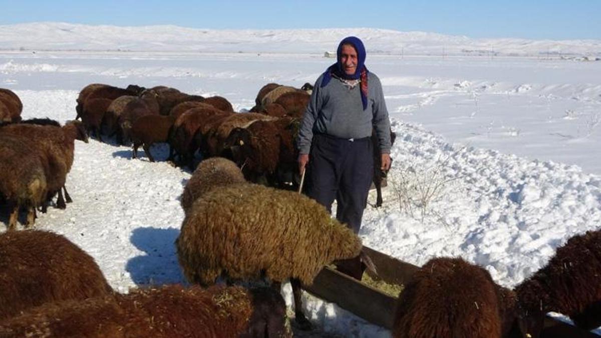 Muş'ta kar 20 santimetreyi aştı! Baba mesleği için dondurucu soğukta üretime devam ediyorlar