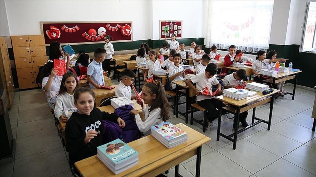 İzmir yılbaşında okullar tatil mi? Yılbaşı günü 1 Ocak ve 31 Aralık’ta İzmir'de okullar kapalı mı, ders var mı? (Valilik Açıklaması)