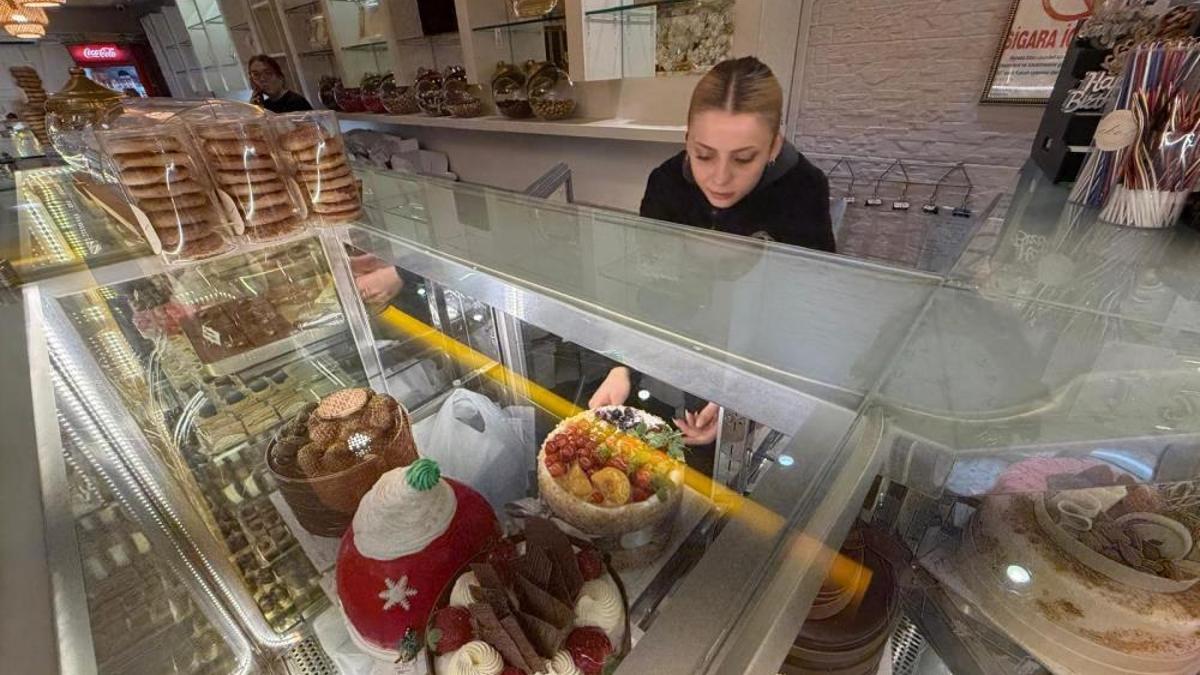 Yılbaşı için hazırlandı! Pastaların içine tam 40 tane altın gizlediler