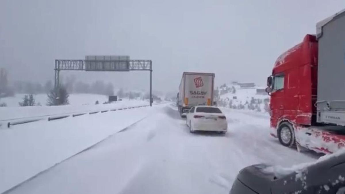 Bolu’da kar esareti! Yollar tamamen ulaşıma kapandı, ekipler hızla harekete geçti