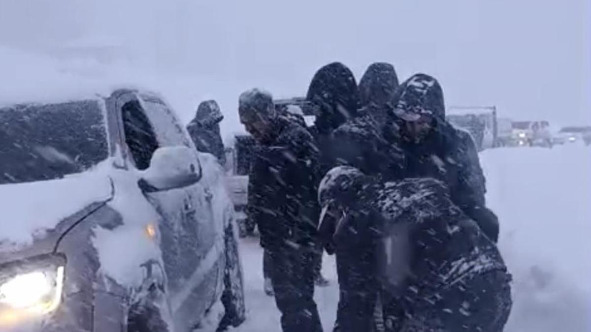 Hakkari’de kar esir aldı! Tipi yolları kapattı, onlarca araç mahsur kaldı