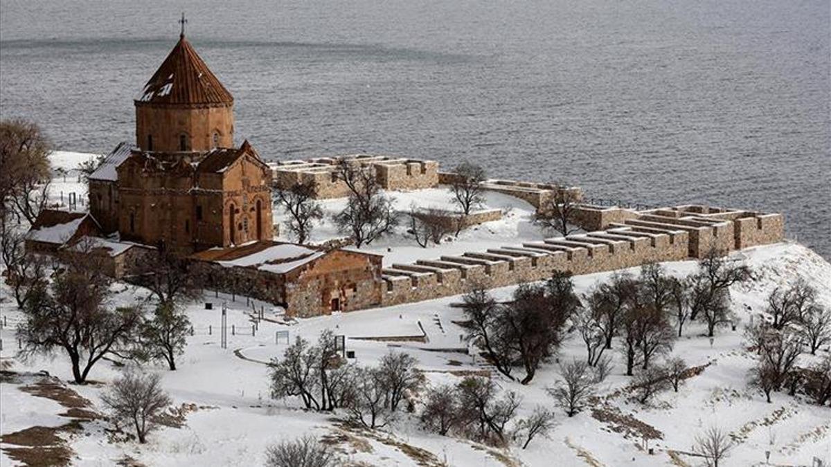 Van’da Yılbaşı Tatilinde Nereye Gidilir? Van’da 1 Ocak’ta Gezilecek Yerler ve Yılbaşı Tatilinde Yapılacak En Popüler Aktiviteler