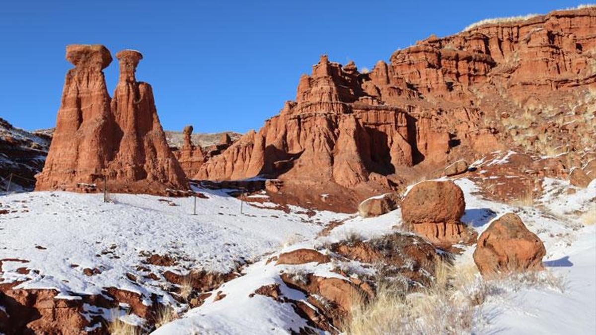 Erzurum Narman'daki 'Kırmızı periler diyarı' karla kaplandı
