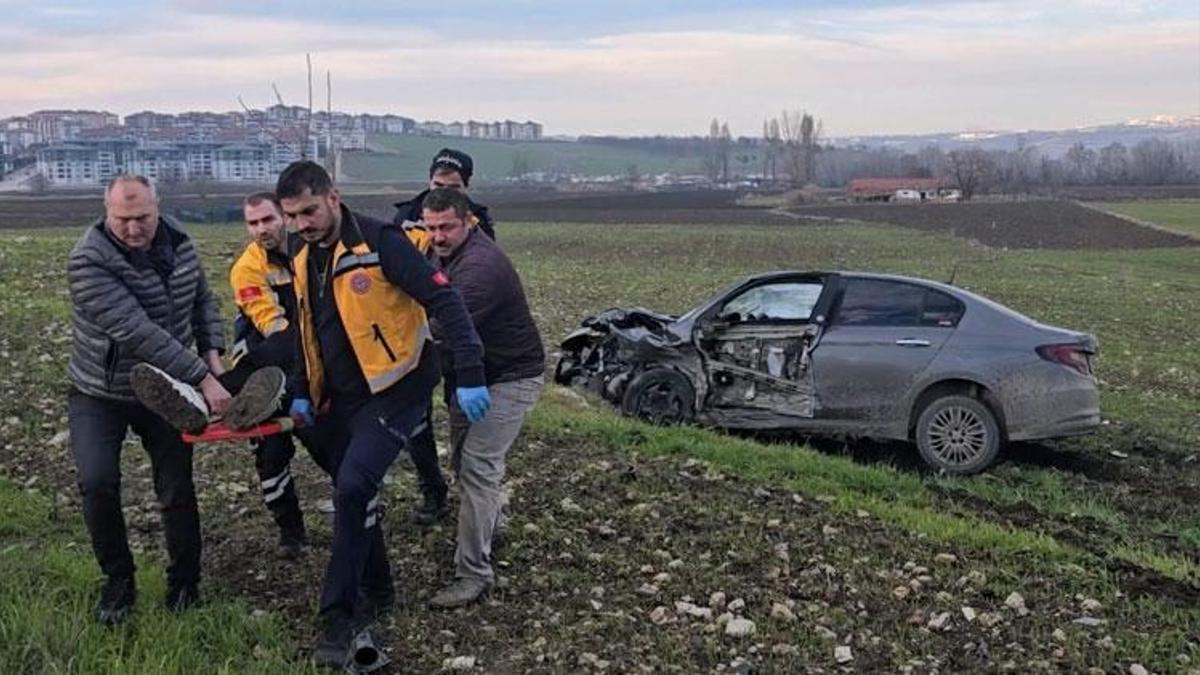 Bursa'da çarpışan 2 otomobilden biri tarlaya uçtu; 2 yaralı