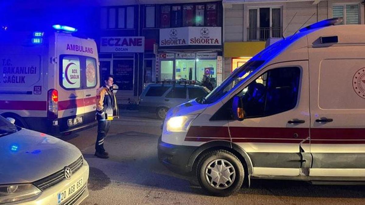 Motosiklet park halindeki otomobile çarptı: 2 yaralı