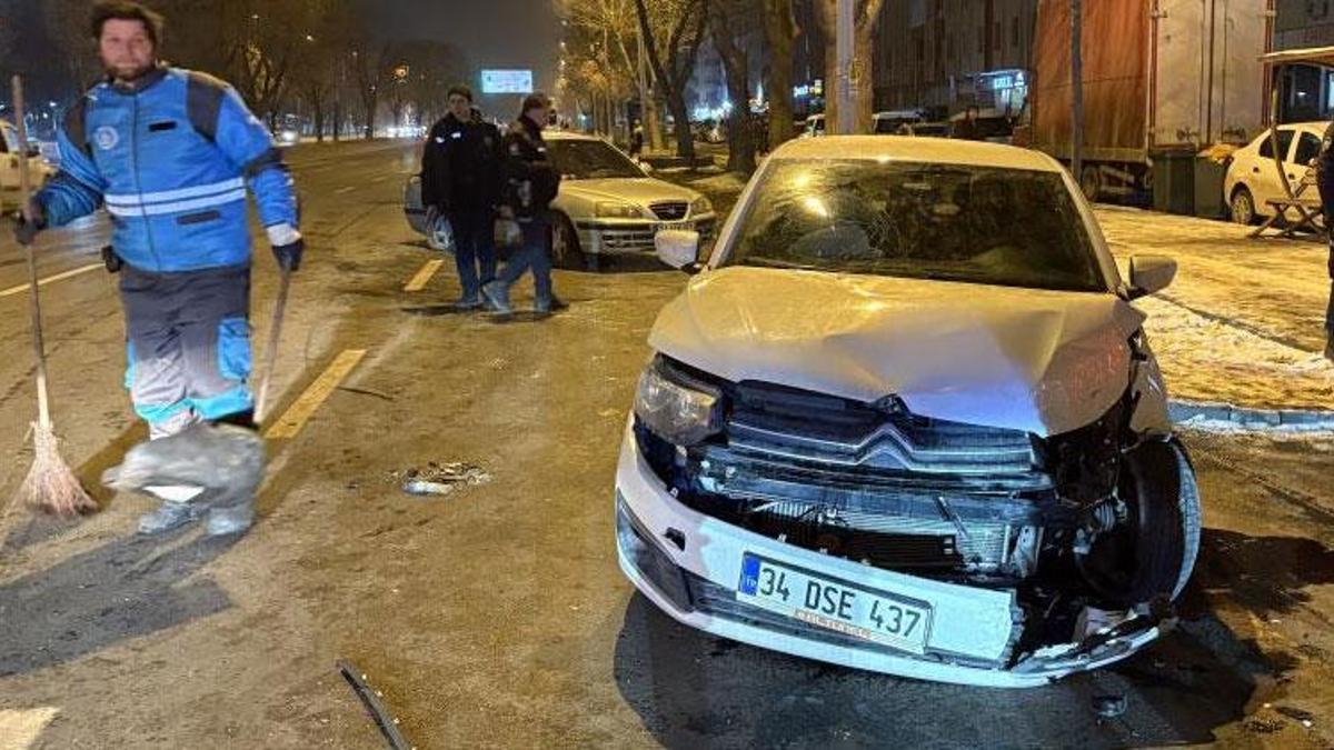 Kayseri Kocasinan’da iki otomobilin çarpıştığı kazada 3 kişi yaralandı