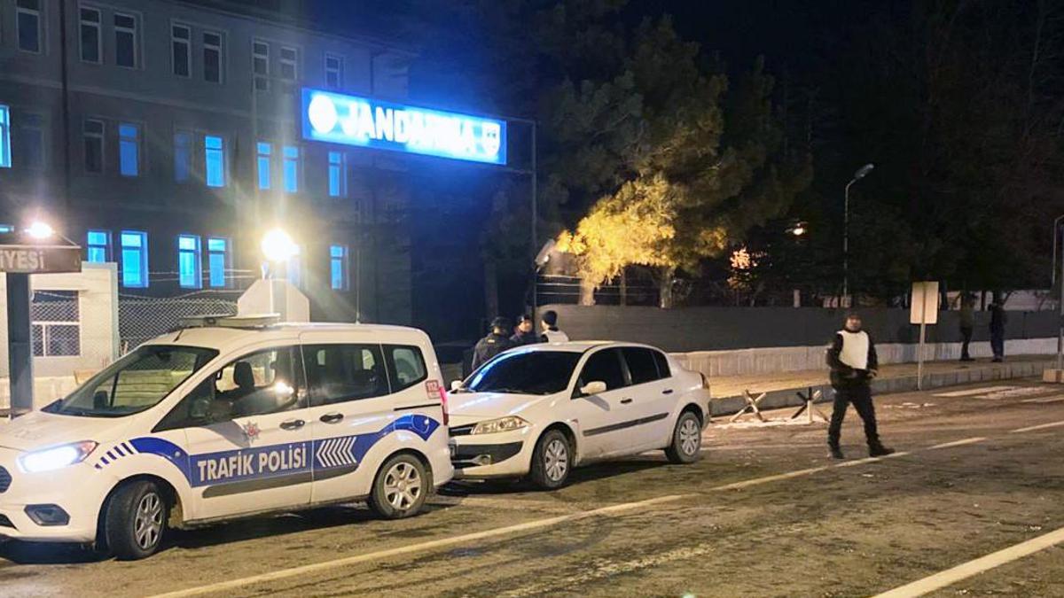 2 husumetlisini tabancayla yaraladı, jandarmaya teslim oldu
