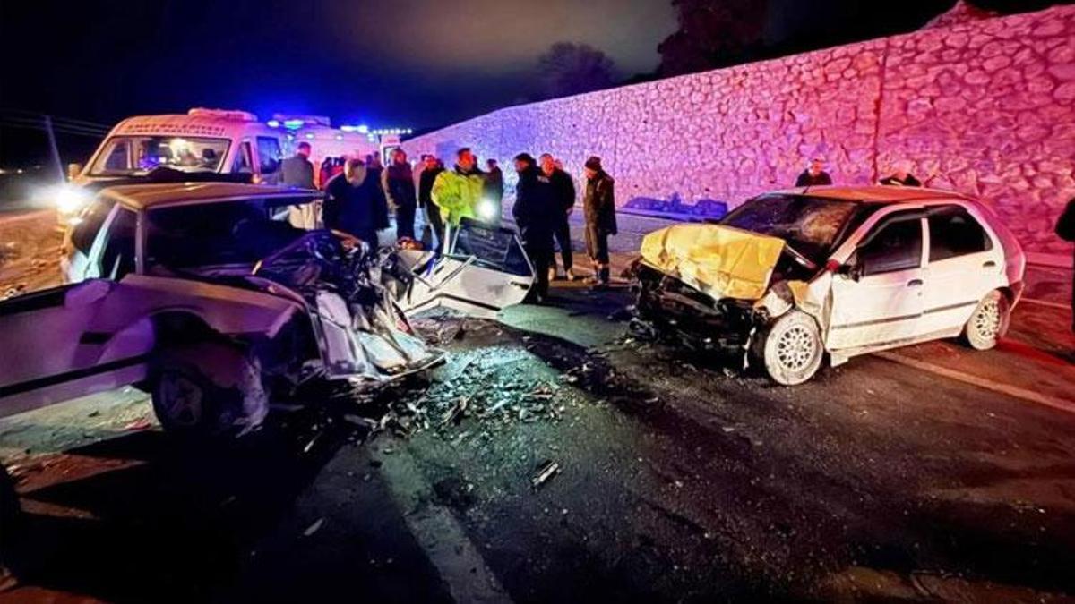 Kütahya Emet’te iki araç kafa kafaya çarpıştı: 4 yaralı