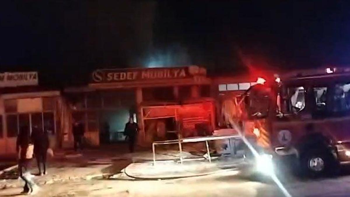 Sivas'ta mobilya atölyesinde yangın çıktı