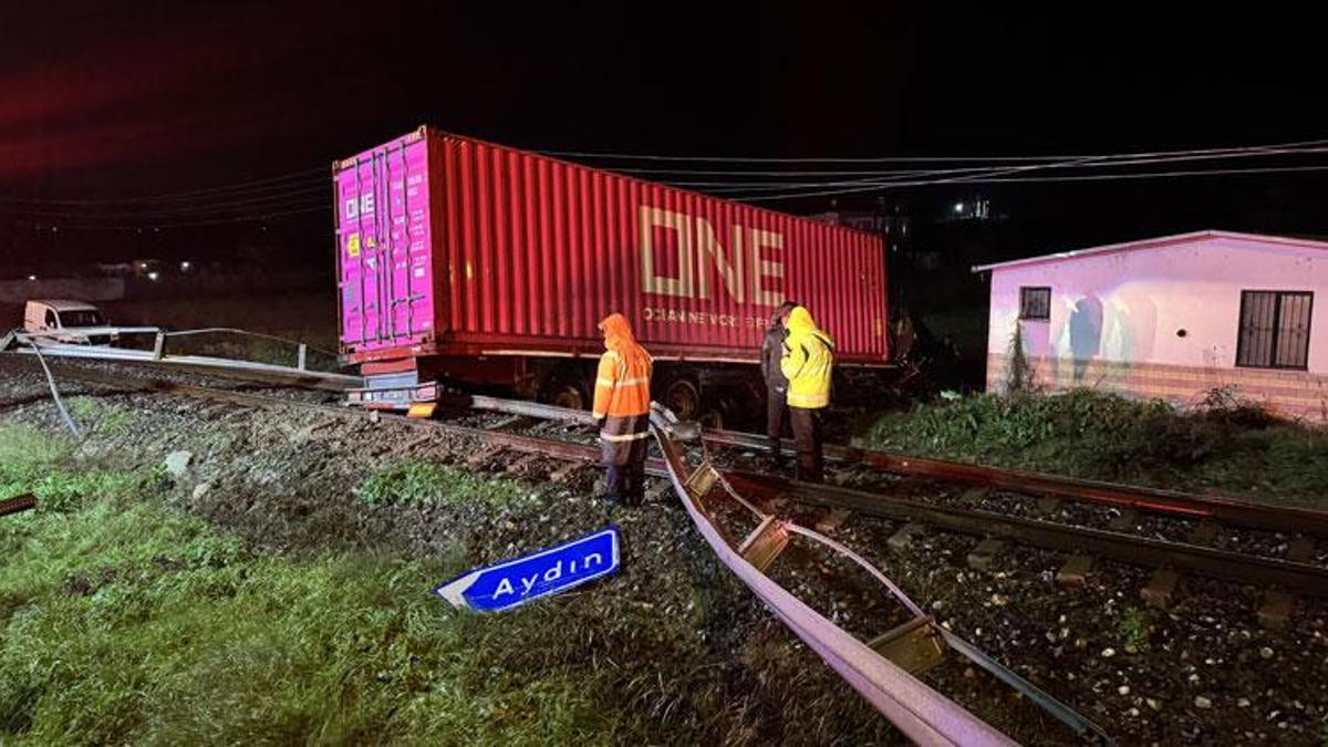 Efeler'de kontrolden çıkıp tren yoluna giren tırın sürücüsü öldü