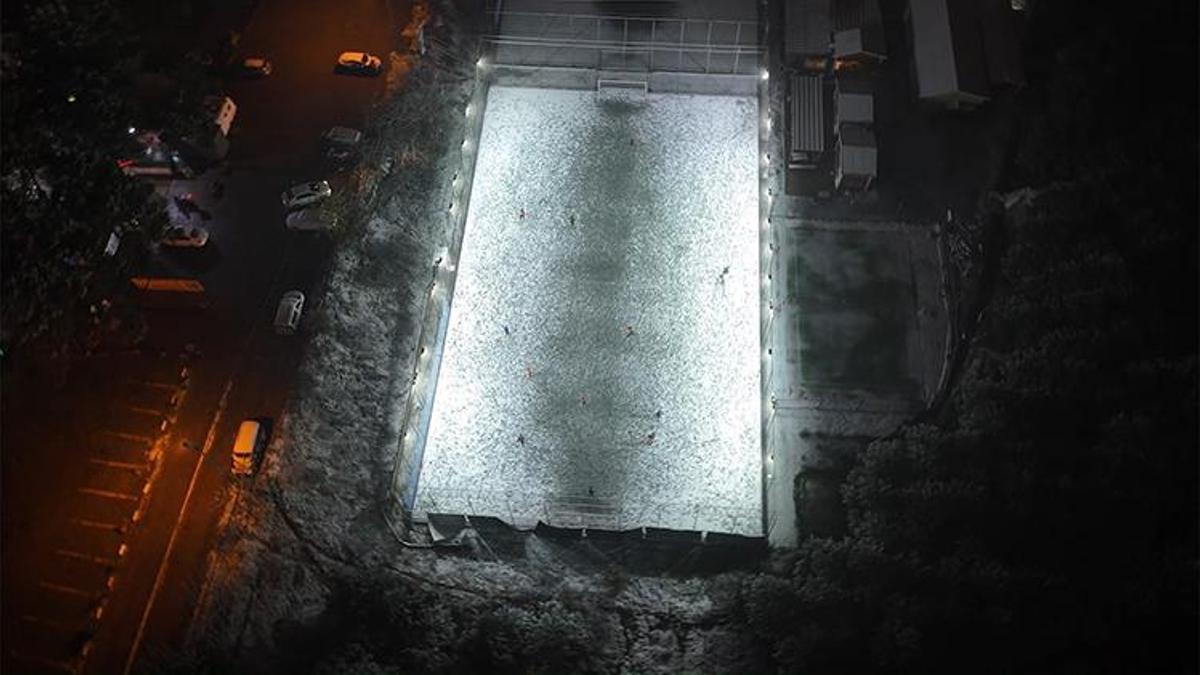 İstanbul'da lapa lapa kar yağdı! Halı saha aşkı engel tanımadı, maçı yarıda bırakmadılar