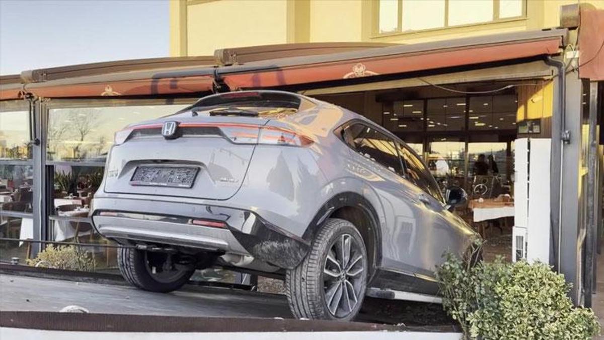 Ünlü müzisyen Cahit Berkay'ın kullandığı otomobil Esenyurt'ta bir restorana girdi