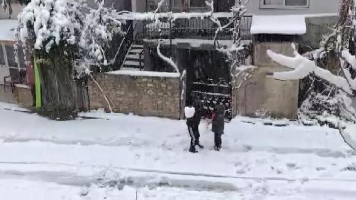 Adanalıların kar sevinci! Lapa lapa yağdı, her yer bembeyaz oldu