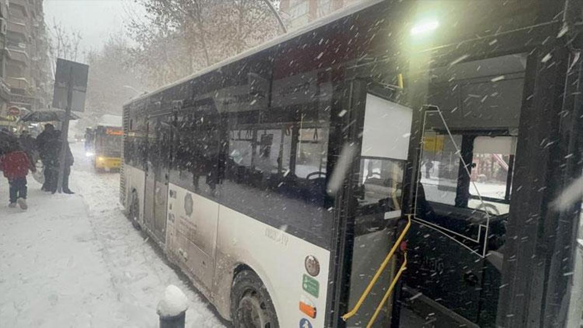 Diyarbakır'da iki gündür devam eden kar trafiği felç etti