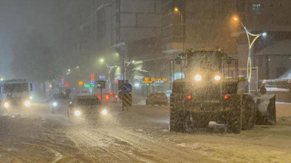 Tatvan’da kar kalınlığı 50 santimetreye ulaştı, 15 köy yolu ulaşıma kapadı