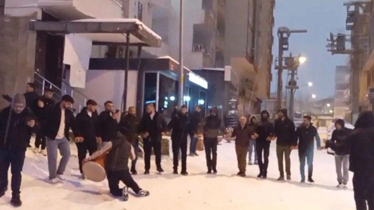 Batman’a yıllar sonra gelen kar kentte bayram havası yaşattı: Davul zurna, halay ve kızak keyfi