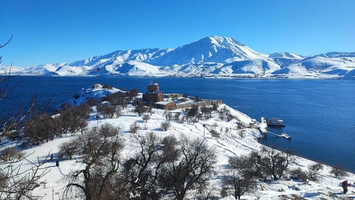 Van'a gidenlerin ilk durağı kış güzelliği ile gözleri kamaştırdı! Turistler akın akın gidiyor