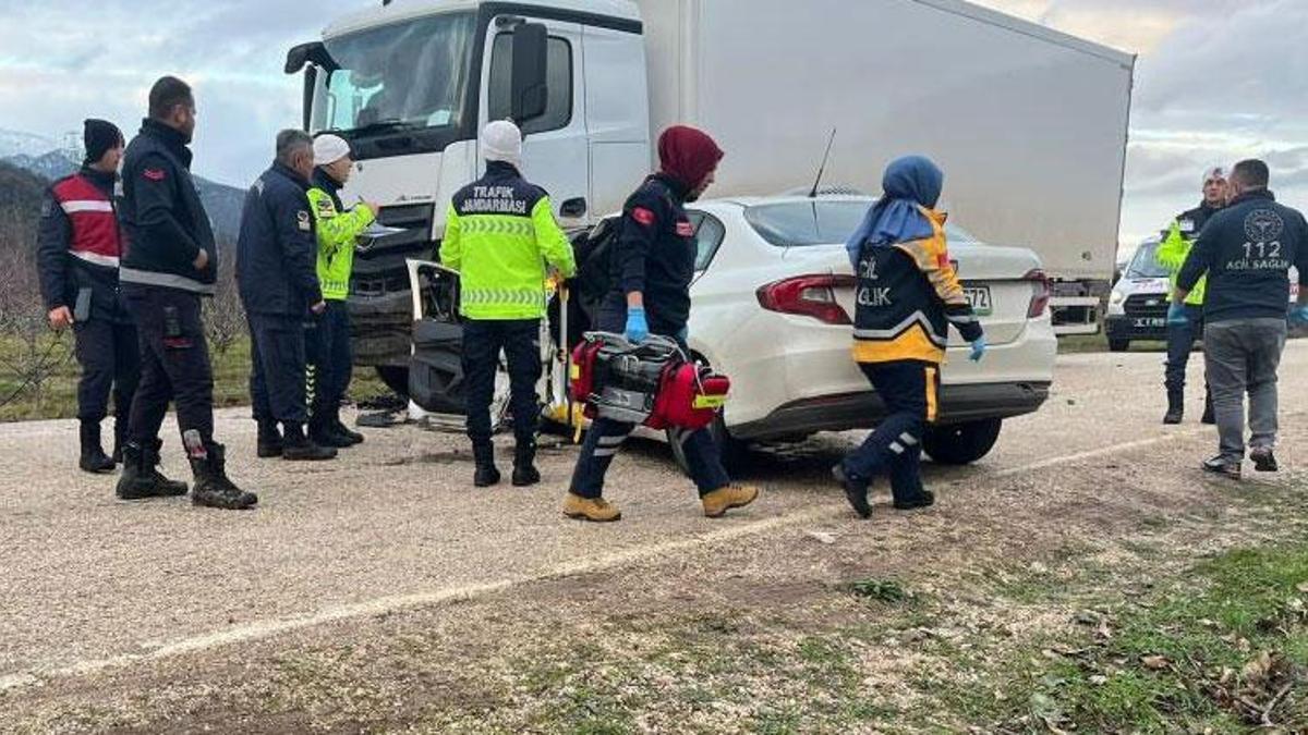 Eğirdir'de otomobil park halindeki kamyona çarptı: 2 ölü, 1 yaralı