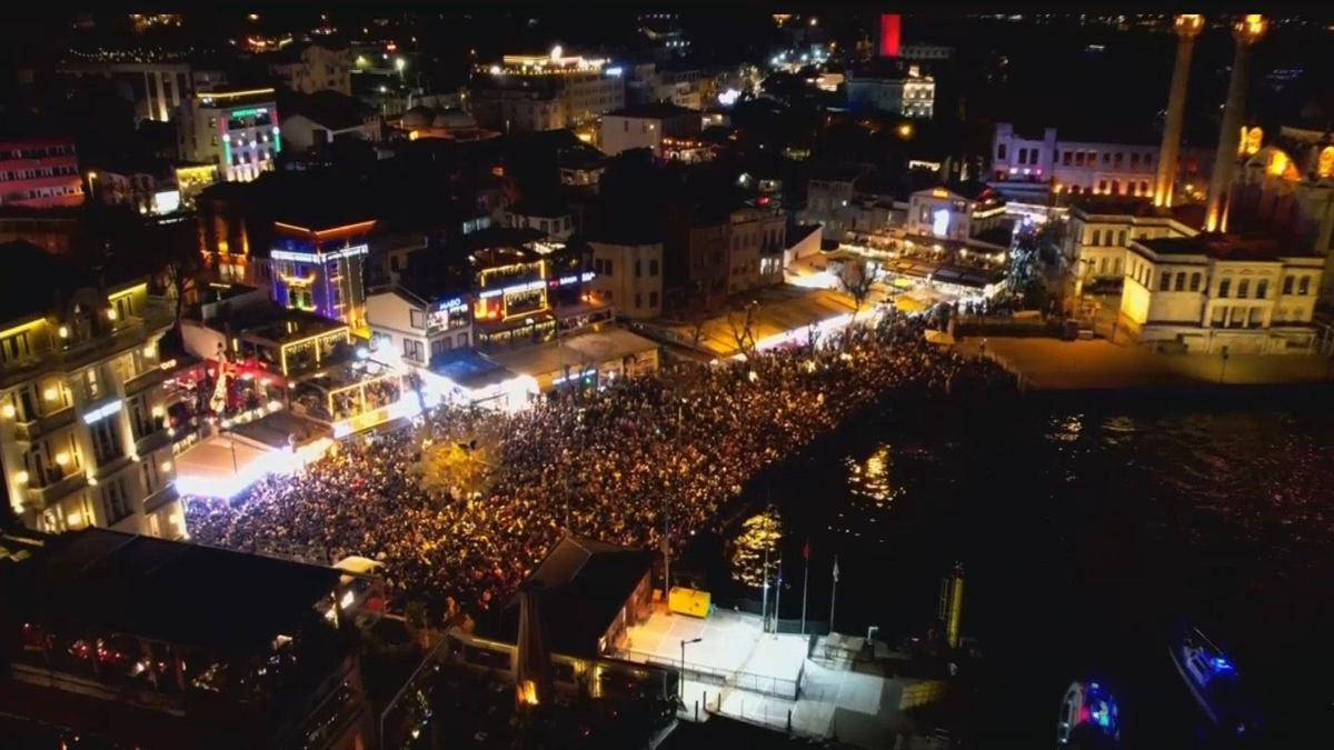 Türkiye'de yeni yıl coşkuyla karşılandı! Vatandaşlar sokaklara döküldü