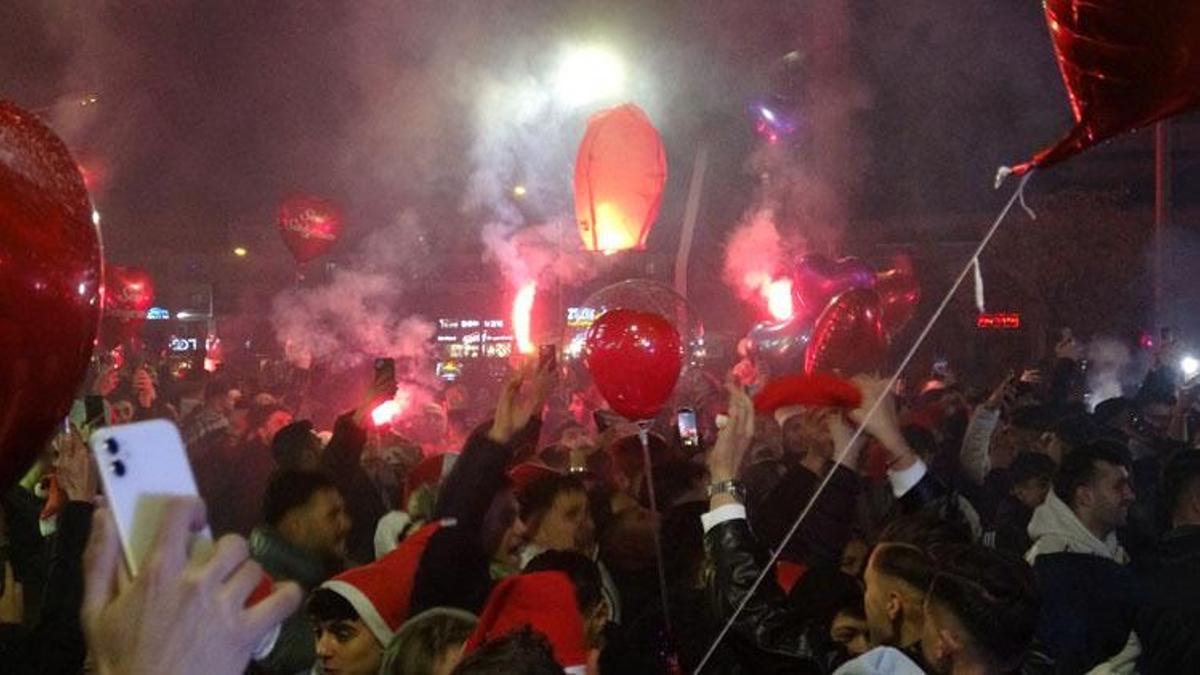 Konya'da sokakta yeni yıl kutlaması: 2026'ya böyle girdiler