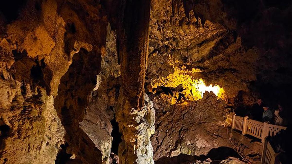 Efsanelere konu olan mağarada görülmemiş durum! Artık demir para yerine kağıt para atılıyor