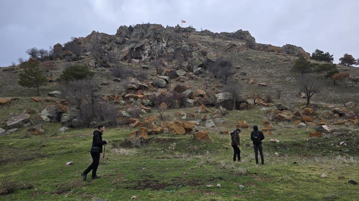 Yozgat'ın tepesinde uzanmış halde bulundu! 250 metre çapı var: Çağlara ışık tutuyor
