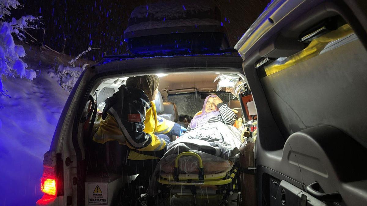 Amasya’da tansiyon hastası, paletli ambulansla hastaneye yetiştirdi