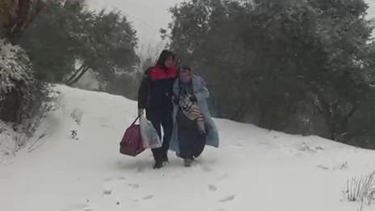 Kar nedeniyle mahsur kalan kadını itfaiye ekipleri kurtardı
