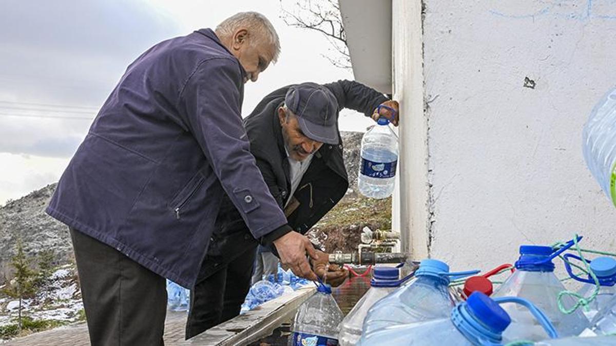 Ankara Sincan'da yeni yılın ilk günü su krizi! Vatandaşlar bidonlarla çeşme kuyruğuna girdi