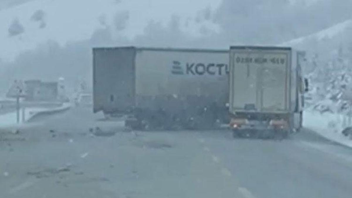 Samsun’da 2 TIR’ın çarpıştığı kaza kamerada
