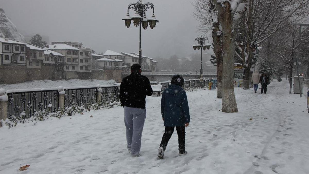 Niğde'de okullar tatil mi? Yarın okul var mı? 2 Ocak 2026 Cuma Niğde'de okullar tatil edildi mi? Açıklama geldi