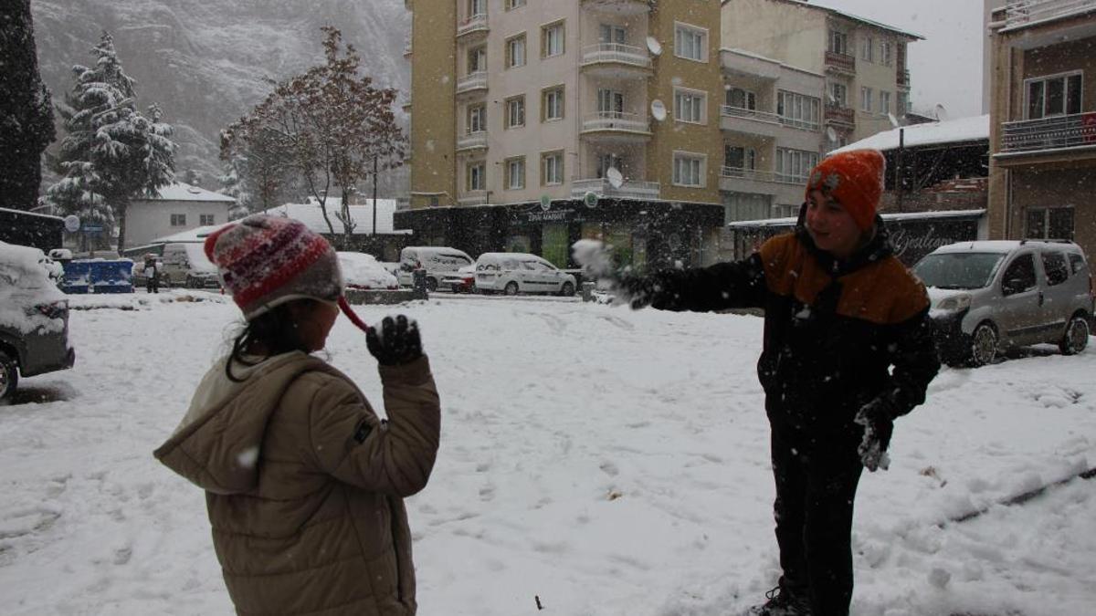 Afyon'da okullar tatil mi? Yarın okul var mı? 2 Ocak 2026 Cuma Afyon'da okullar tatil edildi mi? Açıklama geldi