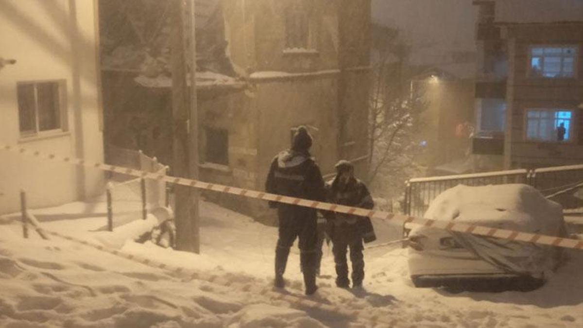 Zonguldak'da kar nedeniyle metruk binanın bir bölümü çöktü