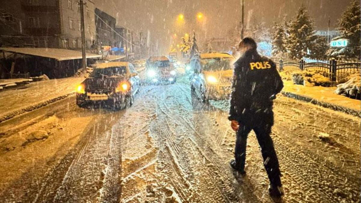 Sinop-Samsun yolu kar nedeniyle trafiğe kapatıldı