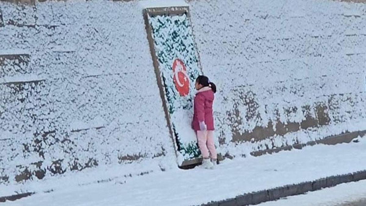 Aksaray'da 7 yaşındaki Zeynep'in bayrak sevgisi